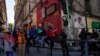 Mineros de oro descansan sobre una barricada policial durante una protesta en las calles de La Paz, Bolivia, el 25 de octubre de 2022. 