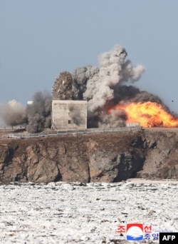 Strateška krstareća raketa pogađa cilj tokom vežbe Korejske narodne armije, na obali "Zapadnog mora Koreje", ili Žutog mora, u Severnoj Koreji, na fotografiji koju je 28. februara objacila državna novinska agencija KCNA.