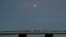 Los espectadores observan desde un puente en Titusville, Florida, mientras el SpaceX Falcon 9 despega con dos astronautas a bordo el 30 de mayo de 2020.