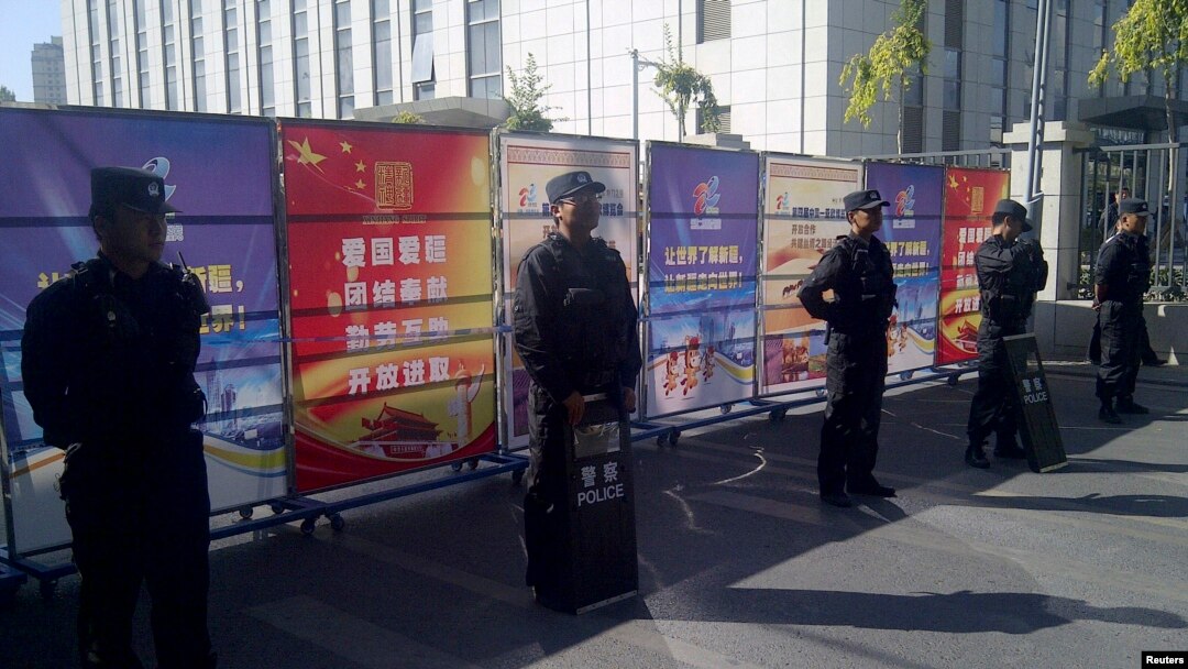 Polisi anti huru-hara berjaga di sebum pos pentagon di jalanan sekitar pengadilan saat berlangsungnya sidang Ilham Tohti di Urumqi, Xinjiang 17 September 2014 (Foto: dok). 
