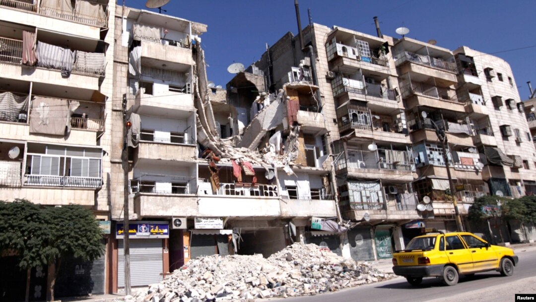 Một tòa nhà bị hư hại vì các vụ pháo kích trong thành phố Aleppo ở miền bắc Syria