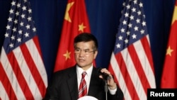 Duta Besar AS untuk China Gary Locke saat berpidato dalam acara Kamar Dagang Amerika di Beijing. (Foto: Dok)