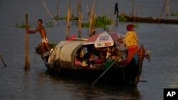 ภาพชาวประมงในโตนเลสาบ ประเทศกัมพูชา (ที่มา: เอพี)