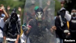 Opposition supporters clash with security forces during a rally against Venezuela's President Nicolas Maduro in Caracas, Venezuela, April 26, 2017. 