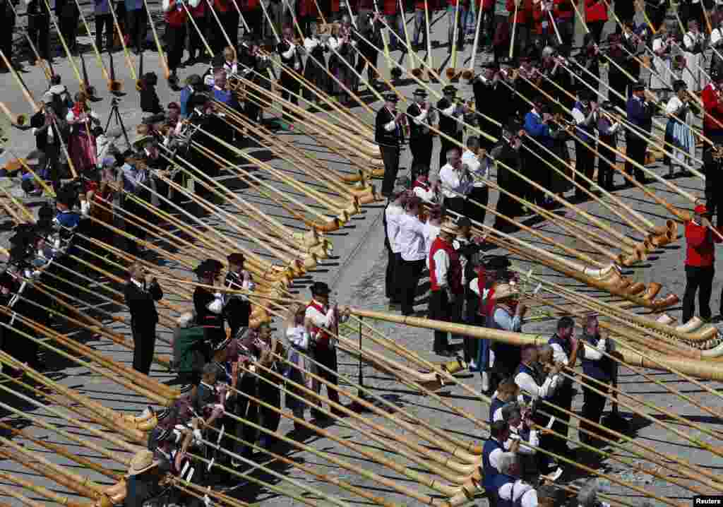 Para pemain Alphorn meniup alat musik mereka dalam upaya memecahkan rekor dunia untuk ensembel terbesar permainan alphorn di Gornegrat di depan gunung Matterhorn dekat Zermatt, 3.089 meter di atas permukaan laut di Swiss.