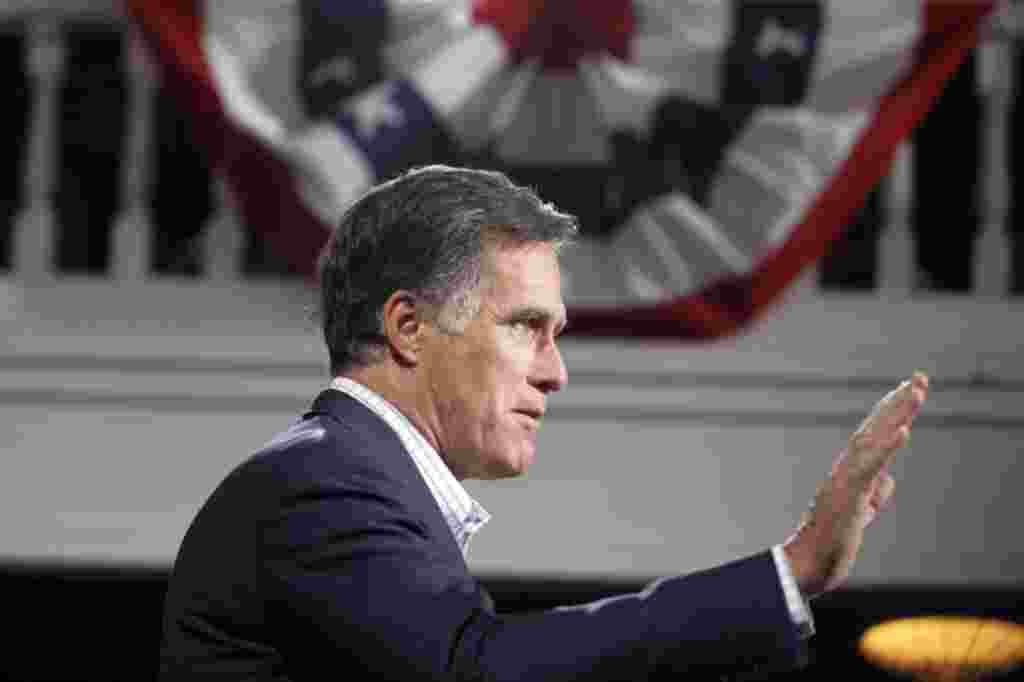 Bakal calon presiden Partai Republik Mitt Romney di Denver berbicara pada malam berlangsungnya kaukus di negara bagian Colorado (7/2) (AP).