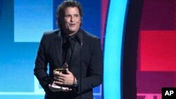 Carlos Vives acepta el Latin Grammy a la canción del año por "La Bicicleta", en la décimo edición 17 de los galardones en la T-Mobile Arena, en Las Vegas.