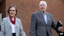 En esta foto de archvio se ve al expresidente de EE.UU., Jimmy Carter junto a su esposa, Rosalynn, después de asistir a la escuela dominical en la iglesia bautista Maranatha el 13 de diciembre de 2015, en Plains, Georgia.