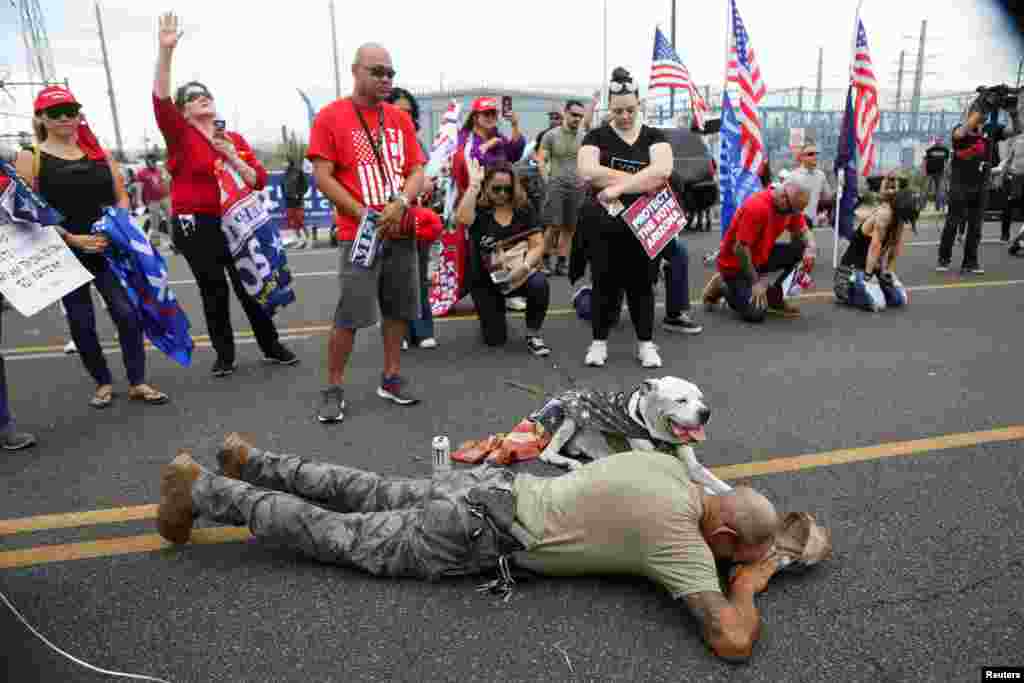 Seguidores del presidente de EE.UU., Donald Trump, rezan durante una protesta por los resultados de las elecciones presidenciales de 2020, frente al Centro de Tabulaci&#243;n y Elecci&#243;n del Condado de Maricopa en Phoenix, Arizona, 6 de noviembre de 2020. 