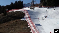 FILE - A view of the men's World Cup giant slalom race, in Adelboden, Switzerland, Jan. 7, 2023. Sparse snowfall and unseasonably warm weather in much of Europe allowed green grass to blanket many mountaintops across the region.