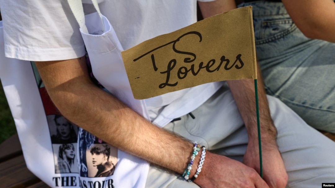 Un fan de Taylor Swift lleva un brazalete de amistad durante una reunión con otros Swifties en Lyubertsy, en las afueras de Moscú, Rusia, el 15 de septiembre de 2024. REUTERS/Evgenia Novozhenina