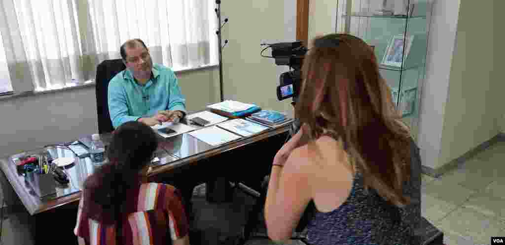 VOA Noticias Celia Mendoza y Alejandra Arredondo pasaron 11 días en las líneas fronterizas entre Venezuela, Brasil, Colombia y Ecuador informando sobre el éxodo de venezolanos en la región. (Alejandra Arredondo, Celia Mendoza &ndash; VOA) VOA reporting about the Venezuelan refugee crisis in Brasil, Ecuador, Colombia