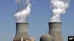 Steam rises from the cooling towers of nuclear reactors at the Vogtle power plant, in Waynesboro, Georgia, April 2010 (file photo)