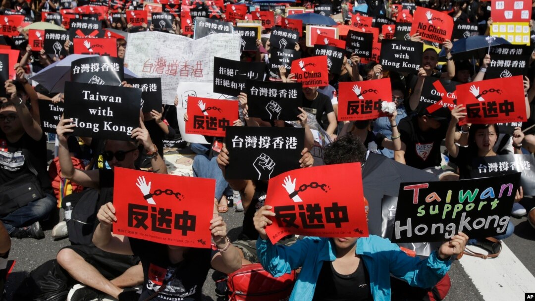 Ratusan ribu demonstran berpakaian hitam kembali memprotes RUU ekstradisi kontroversial di Hong Kong, Minggu (16/6).