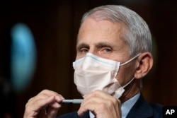 Dr. Anthony Fauci, direktur Institut Nasional Alergi dan Penyakit Menular, mendengarkan pernyataan pembukaan dalam sidang Komite Kesehatan Senat di Capitol Hill, 4 November 2021. (Foto: AP)