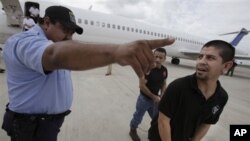 Jovens latinos no aeroporto prestes a serem deportados pelas autoridades de imigração 