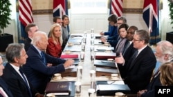 El primer ministro británico, Keir Starmer, a la derecha, y el secretario de Relaciones Exteriores, David Lammy, a la derecha, se reúnen con el presidente de Estados Unidos, Joe Biden, centro izquierda, en la Casa Blanca en Washington, el 13 de septiembre de 2024.