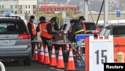 Petugas memberikan vaksinasi massal yang didukung oleh pemerintah federal di Oakland, California (16/2). 