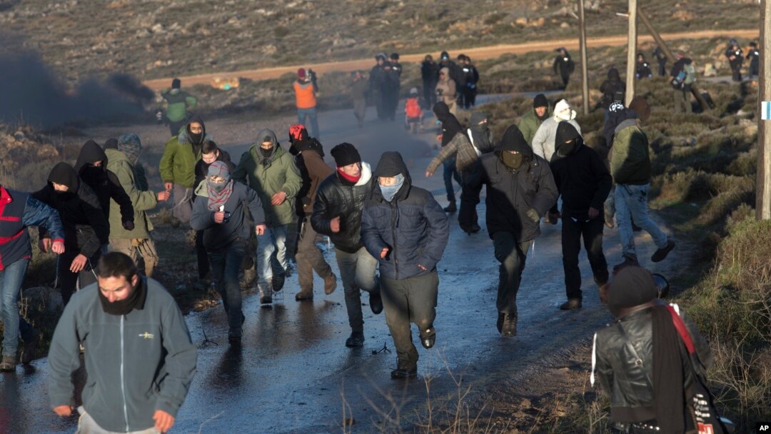 Warga lari dari kejaran polisi di sekitar permukiman Amona di Tepi Barat, 1 Februari 2017. (AP Photo/Sebastian Scheiner). Mahkamah Agung Israel memutuskan pada 2014 bahwa permukiman Amona dibangun di atas tanah pribadi Palestina dan harus dihancurkan sebelum 8 Februari. 