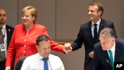 La chancelière allemande Angela Merkel et le président français Emmanuel Macron, lors d'un sommet européen à Bruxelles, vendredi 29 juin 2018. (AP Photo / Virginia Mayo)