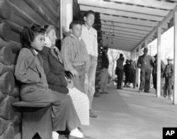 Lumbee Indian children at Maxton court house, Jan. 25, 1958. (AP Photo)