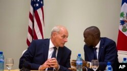 Minis Sekirite Terititoryal Etazini John Kelly (agoch) ak Prezidan ayisyen an Jovenel Moise pandan yon konferans pou laprès nan Palè Nasyonal la nan Pòtoprens, Ayiti, 31 me, 2017.
(Foto: AP/Dieu Nalio Chery)