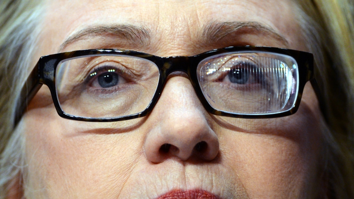 Clinton s Glasses Stir Curiosity