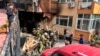 Los bomberos trabajan en local club nocturno incendiado en Estambul, Turquía, el martes 2 de abril de 2024. El siniestro en el sitio en renovaciones el martes mató al menos a 27 personas, dijeron funcionarios e informes.