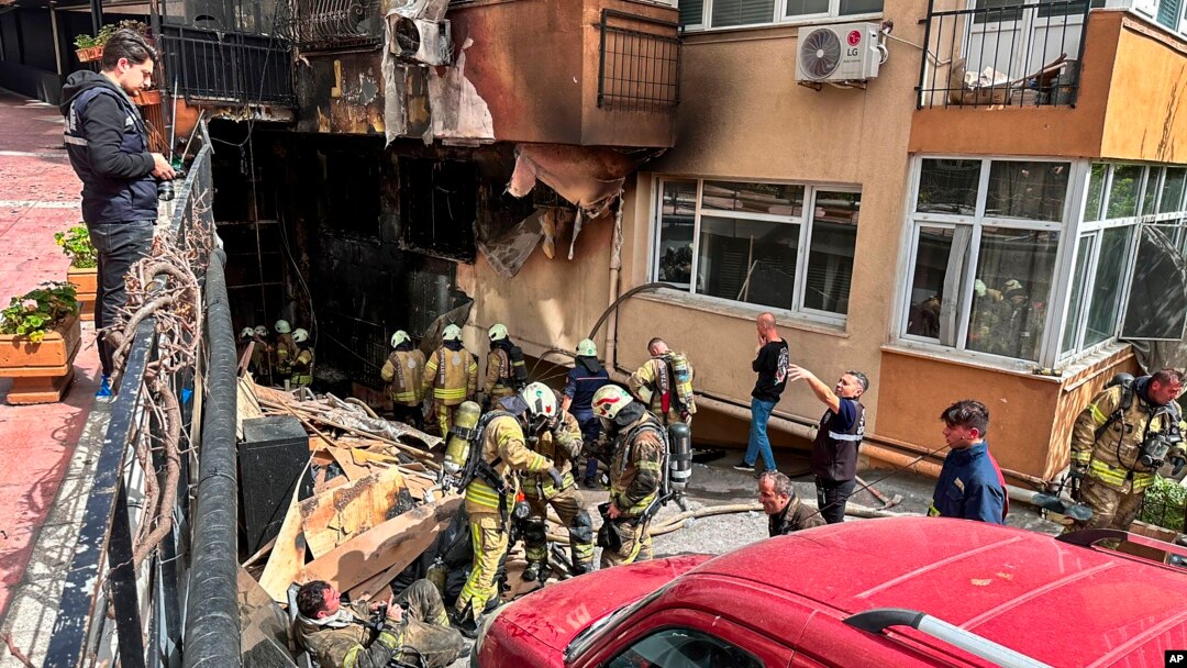 Los bomberos trabajan en local club nocturno incendiado en Estambul, Turquía, el martes 2 de abril de 2024. El siniestro en el sitio en renovaciones el martes mató al menos a 27 personas, dijeron funcionarios e informes.