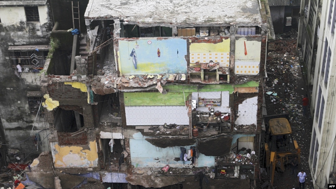 Petugas penyelamat mencari korban di puing-puing bangunan perumahan tiga lantai yang runtuh di Bhiwandi pada 21 September 2020 (Foto: AFP)