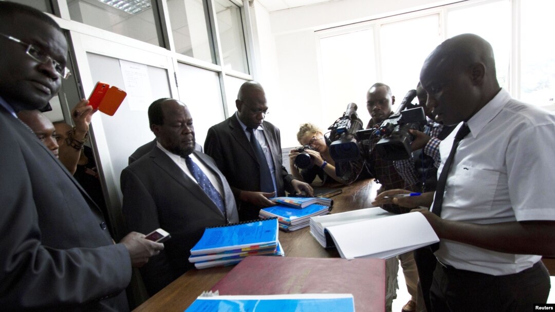 Para aktivis gay dan HAM (kiri) mengajukan petisi konstitusional melawan undang-undang anti-gay di pengadilan Kampala, Uganda (11/3).
