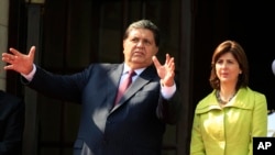 El expresidente de Perú Alan García en foto de archivo, con la exministra de RR.EE. de Colombia María Ángela Holguín, en Lima, Perú. Abril 28, 2011.