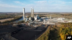 Вугільна електростанція AES Indiana Petersburg Generating Station в Петербурзі, штат Індіана, у середу, 25 жовтня 2023 року. (AP Photo/Joshua A. Bickel)