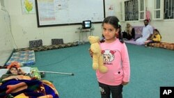 Une petite fille et sa grand-mère dont la maison a été détruite par un missile à Misrata en Libye le 25 mai 2012. Elle vivent maintenant dans une école.