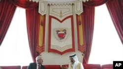 US Defense Secretary Robert Gates meets with Bahrain's King Hamad bin Isa al-Khalifa at Sakhir Palace in Manama, March 12, 2011