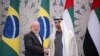 Sheikh Mohamed bin Zayed al Nahyan, Presidente de los Emiratos Árabes Unidos (Derecha) y y Luiz Inacio Lula da Silva, Presidente de Brasil (Izquierda), posan para una fotografía durante la visita oficial de Lula a los Emiratos, el 15 de abril de 2023, en Qasr Al Watan.