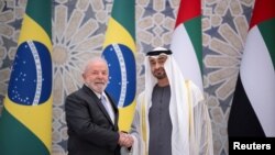 Sheikh Mohamed bin Zayed al Nahyan, Presidente de los Emiratos Árabes Unidos (Derecha) y y Luiz Inacio Lula da Silva, Presidente de Brasil (Izquierda), posan para una fotografía durante la visita oficial de Lula a los Emiratos, el 15 de abril de 2023, en Qasr Al Watan.