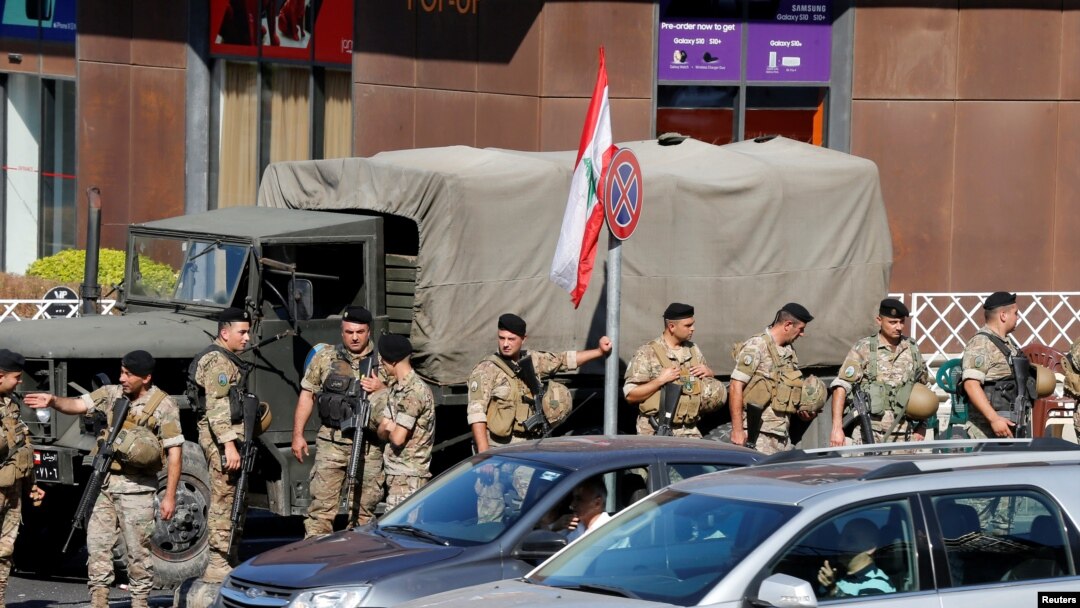 Tentara Lebanon berdiri di sebuah jalan di Beirut, Lebanon, 30 Oktober 2019. (Foto: REUTERS/Mohamed Azakir)