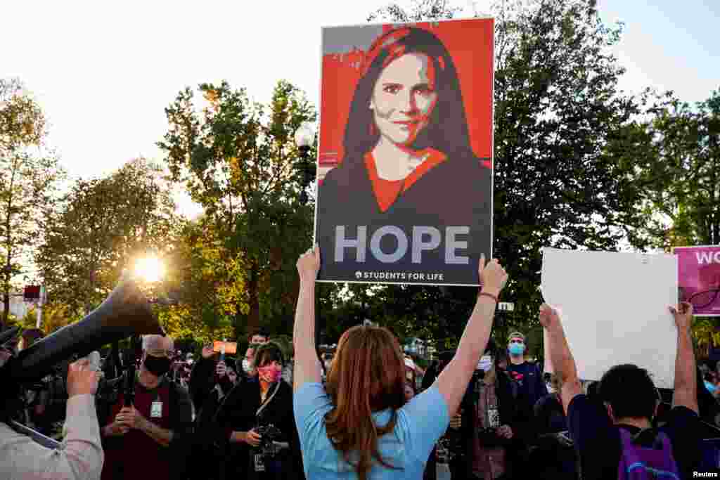 Un activista que apoya la nominaci&#243;n de Amy Coney Barrett a la Corte Suprema sostiene un cartel que dice &quot;esperanza&quot; en Washington, D.C., el lunes 26 de octubre de 2020.