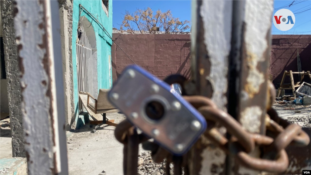 Los residentes en vecindarios humildes usan candados para asegurar las rejas de sus propiedades. 