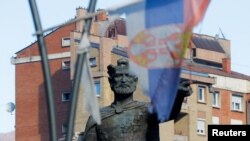 Spomenik knezu Lazaru u Kosovskoj Mitrovici, 1. februar 2024. (Foto: Reuters/Valdrin Xhemaj)
