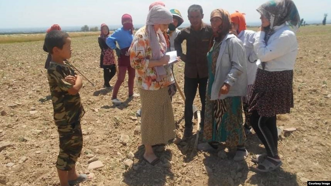 Huquq himoyachisi Yelena Urlayeva (markazda) Namanganda mahalliy aholi vakillari bilan suhbatlashmoqda.