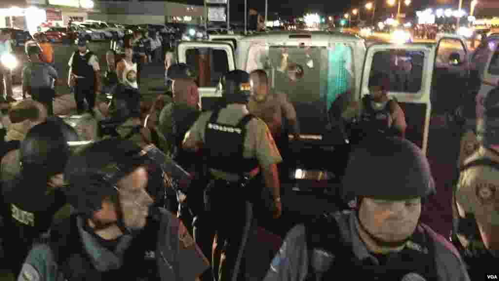 Des agents de police arrêtent un manifestant à Ferguson, 10 août 2015.
