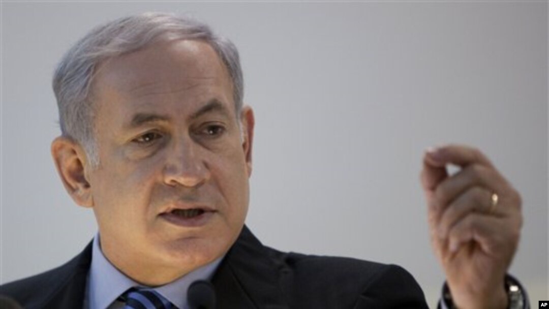 Firayim Ministan Isira'ila Benjamin Netanyahu a lokacin da ya ke magana da 'yan jarida a Tel Aviv.