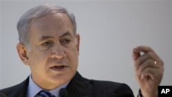 Firayim Ministan Isira'ila Benjamin Netanyahu a lokacin da ya ke magana da 'yan jarida a Tel Aviv.