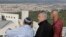 Thủ tướng Israel Benjamin Netanyahu, giữa, cùng với những nhà chức trách về định cư của Israel tại khu định cư Alon Shvut, ở khu vực Bờ Tây bị chiếm đóng, hôm 19/11