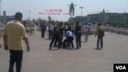 天安門城樓下訪民被抓(圖片由六四天網提供)