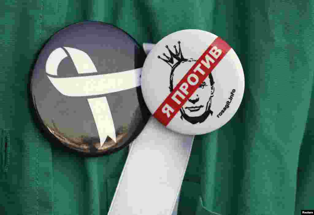 6月12日在西伯利亚一个城市举行的抗议中示威者佩戴的胸章。左面是抗议运动的徽章，右面的胸章上写着&ldquo;我反对&rdquo;。