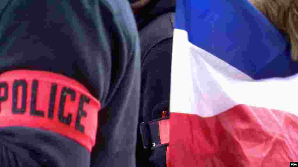 Ban lengan polisi dan bendera Perancis tampak dalam demonstrasi polisi di Paris (26/10). (VOA/L. Bryant)