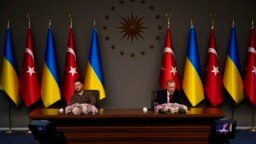 Cumhurbaşkanı Erdoğan ile Ukrayna Devlet Başkanı Zelenski İstanbul’da Vahdettin Köşkü'nde 2,5 saat süren görüşmenin ardından ortak basın toplantısı düzenledi.
